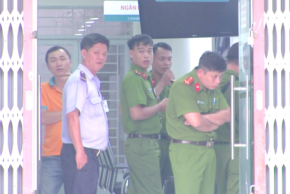 2 thanh niên cướp ngân hàng giữa ban ngày ở Sài Gòn - 2 2 thanh niên cướp ngân hàng giữa ban ngày ở Sài Gòn - 2