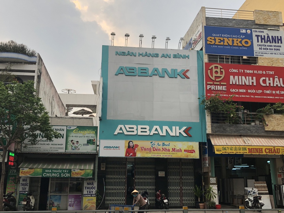 2 thanh niên cướp ngân hàng giữa ban ngày ở Sài Gòn - 1 Phòng giao dịch Luỹ Bán Bích của ngân hàng thương mại cổ phần An Bình nơi xảy ra vụ cướp