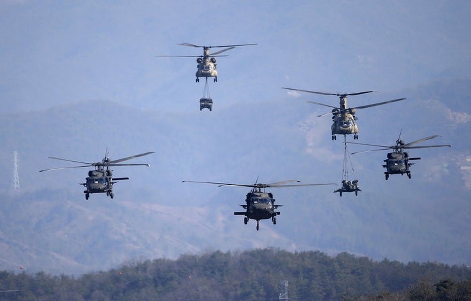 Các trực thăng CH-47 Chinook và Black Hawk của Mỹ tham gia tập trận tại Pocheon, Hàn Quốc năm 2015. (Ảnh: Reuters)