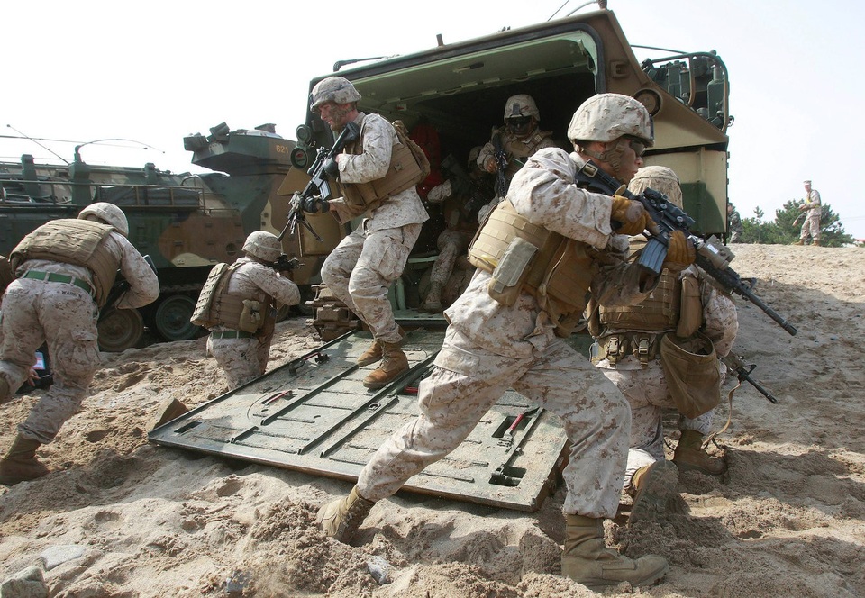 Lính thủy đánh bộ Mỹ được triển khai từ xe quân sự của Hàn Quốc trong cuộc tập trận Đại bàng non ở Pohang, Hàn Quốc năm 2014. (Ảnh: AP)