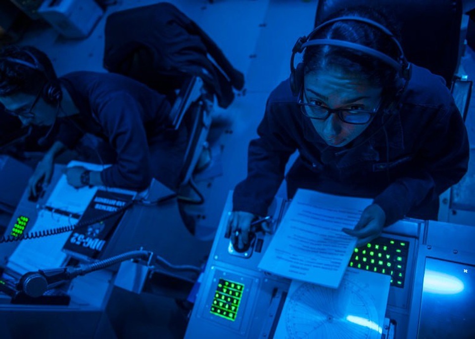 Các kỹ thuật viên Hải quân Mỹ làm việc bên trong phòng chỉ huy sonar của tàu khu trục mang tên lửa dẫn đường USS Barry trong cuộc tập trận Đại bàng non năm 2017. (Ảnh: US Navy)