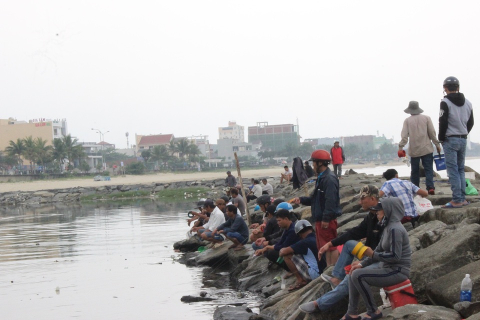 Độc lạ thú vui câu cá... không lưỡi, không cần - 1 Hàng trăm người dân đua nhau đi câu cá đối không cần, không lưỡi câu tại cửa sông Phú Lộc