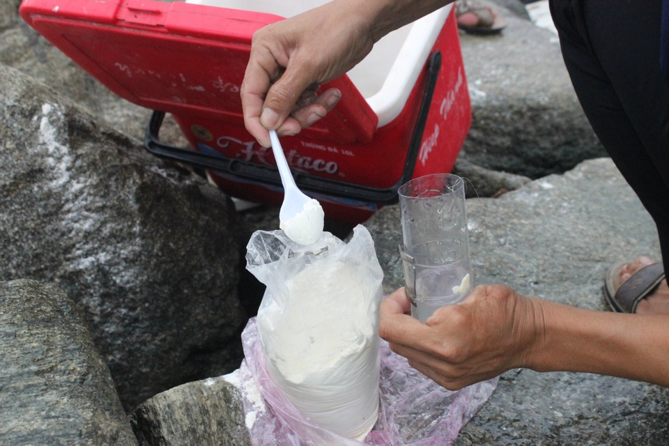 Độc lạ thú vui câu cá... không lưỡi, không cần - 2 Chỉ cần một chai nhựa, cuộn dây cước và bột mì khấy đều làm mồi, quăng xuống sông sẽ trở thành thợ câu chuyên nghiệp