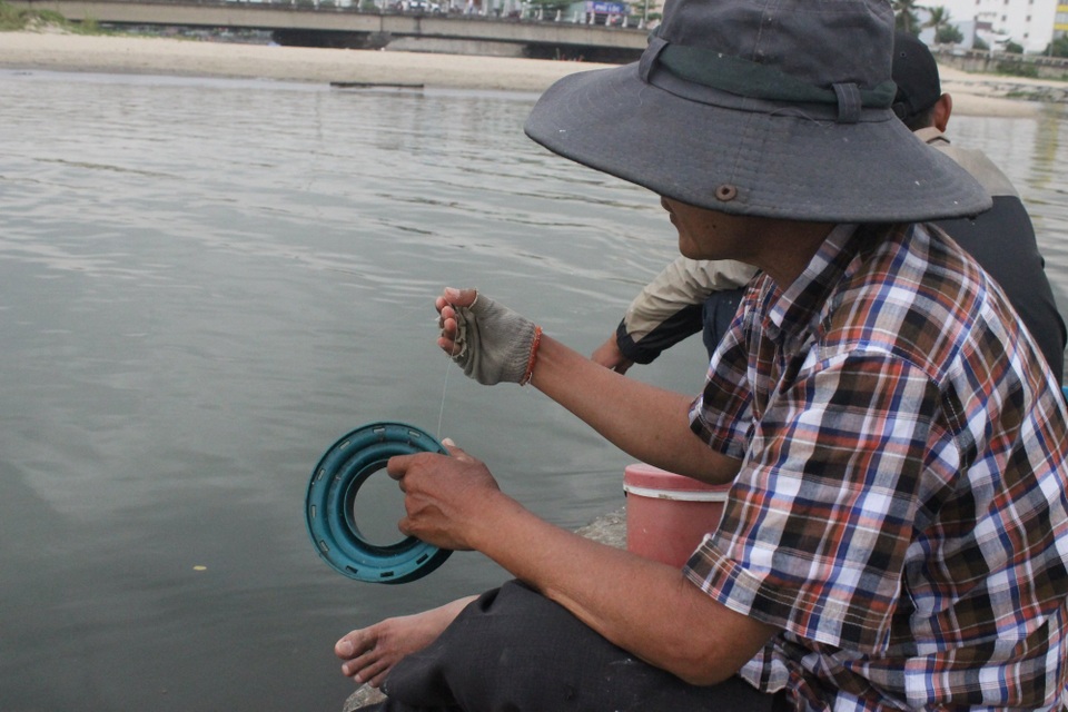 Độc lạ thú vui câu cá... không lưỡi, không cần - 3 Để biết cá đã vào chai, người câu phải giữ đầu còn lại của sợi cước, khi cá quậy rung chai sợ cước sẽ rung lên người câu sẽ kéo đều tay đưa cá lên bờ