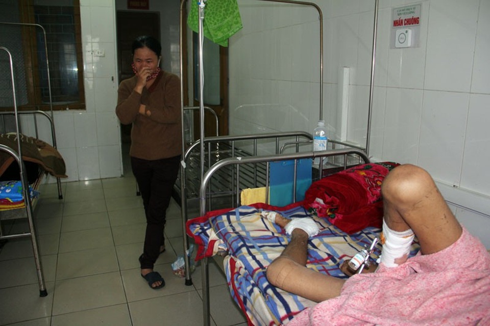 Bị bỏng điện cao thế, chàng trai trẻ mất đôi tay, nguy cơ liệt nửa người - 5 Chị Gấm đau đớn, thất thần trước tình cảnh của con trai