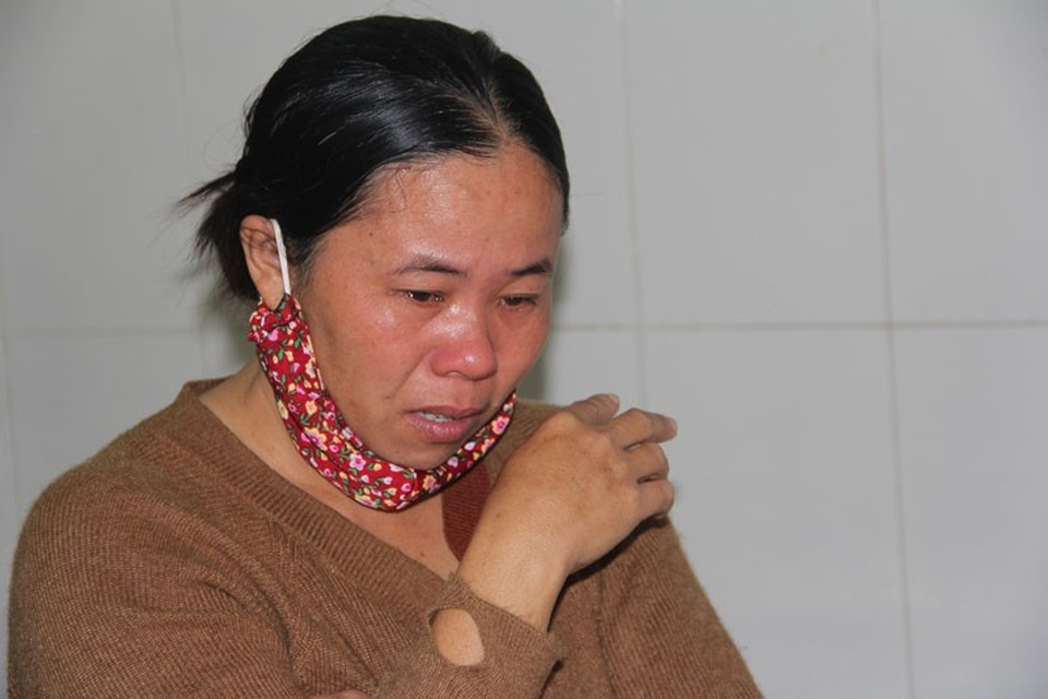 Bị bỏng điện cao thế, chàng trai trẻ mất đôi tay, nguy cơ liệt nửa người - 6 Nước mắt của người mẹ tội nghiệp cứ thế rơi khi đứa con trai còn tuổi ăn học, ngoan hiền giờ chỉ nằm một chỗ, chịu cảnh chấn thương khủng khiếp đọa đày.