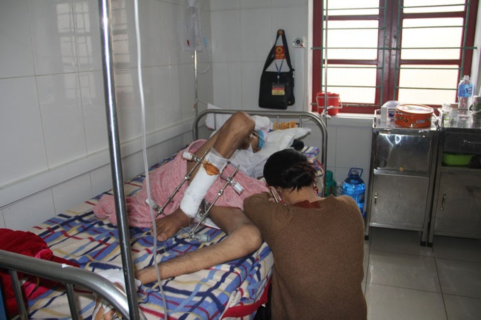 Bị bỏng điện cao thế, chàng trai trẻ mất đôi tay, nguy cơ liệt nửa người - 9 Chị Gấm nghẹn lòng khi không biết làm cách gì để cứu con