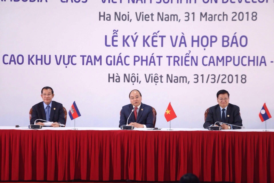 Việt Nam - Lào - Campuchia tuyên bố chung về hợp tác Tam giác phát triển - 2 Ba nhà lãnh đạo chủ trì họp báo (ảnh: Hữu Nghị)