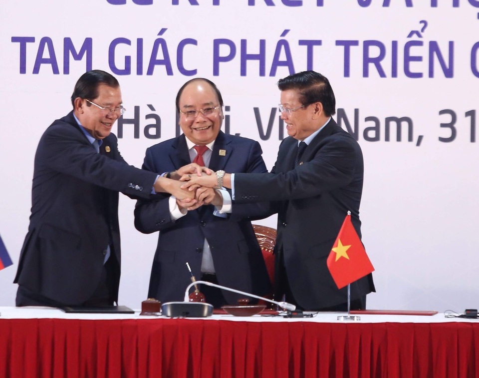 Việt Nam - Lào - Campuchia tuyên bố chung về hợp tác Tam giác phát triển - 1 Ba Thủ tướng Việt Nam - Lào - Campuchia tại Hội nghị (ảnh: Hữu Nghị)