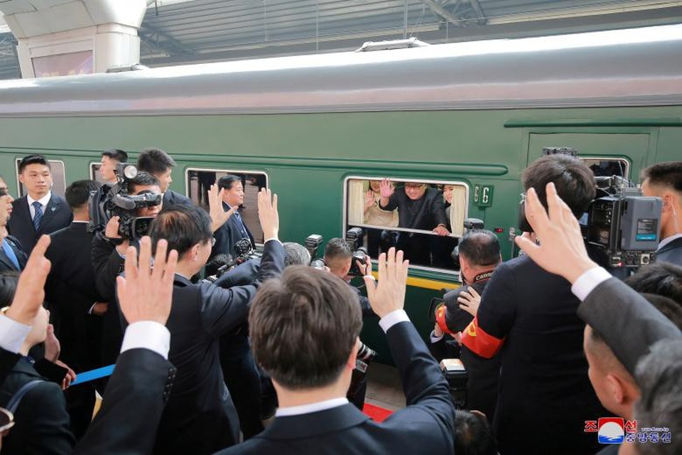 Bản tin chi tiết hiếm hoi của Triều Tiên về chuyến thăm Trung Quốc của ông Kim Jong-un - 5
Ông Kim vẫy chào quan chức Trung Quốc từ trên tàu. (Ảnh: Reuters)