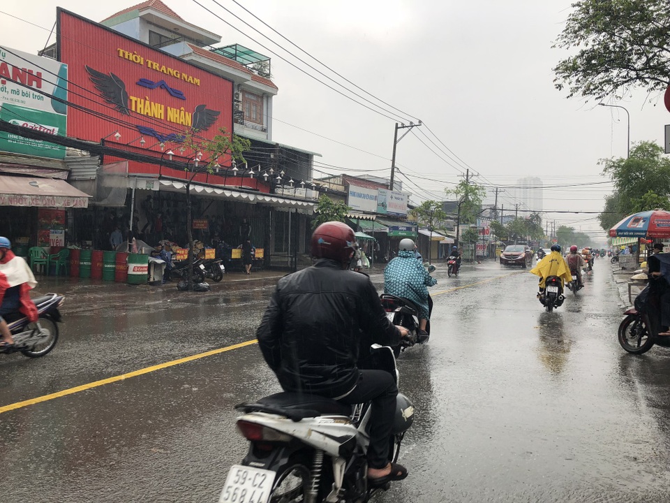 Cơn mưa trái mùa xoa dịu Sài Gòn - 1 Cơn mưa trái mùa trút xuống TPHCM làm cho không khí trở nên mát mẻ