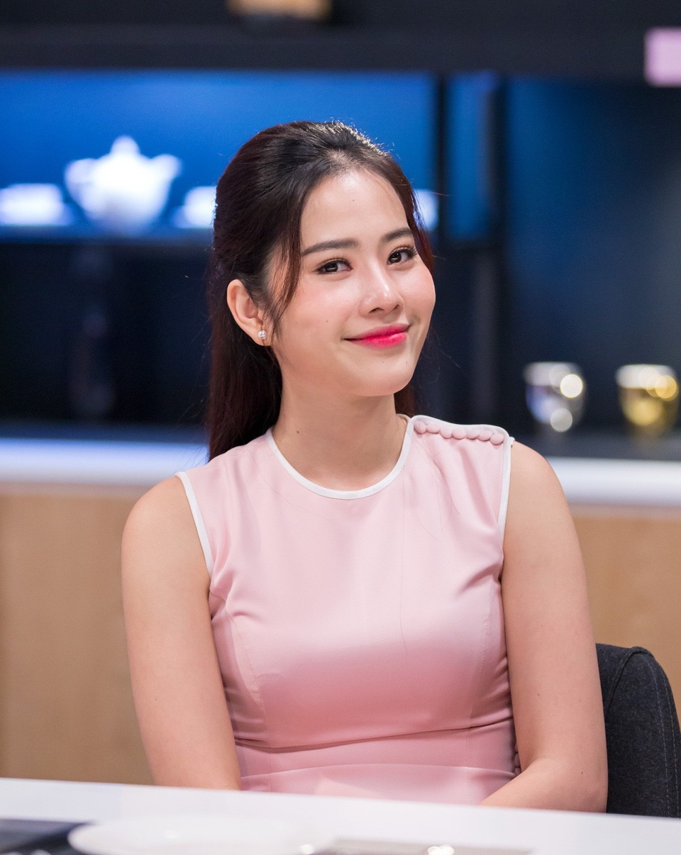 Nam Em không chỉ cuốn hút các đầu bếp bằng ngoại hình xinh xắn mà còn qua giọng hát truyền cảm.