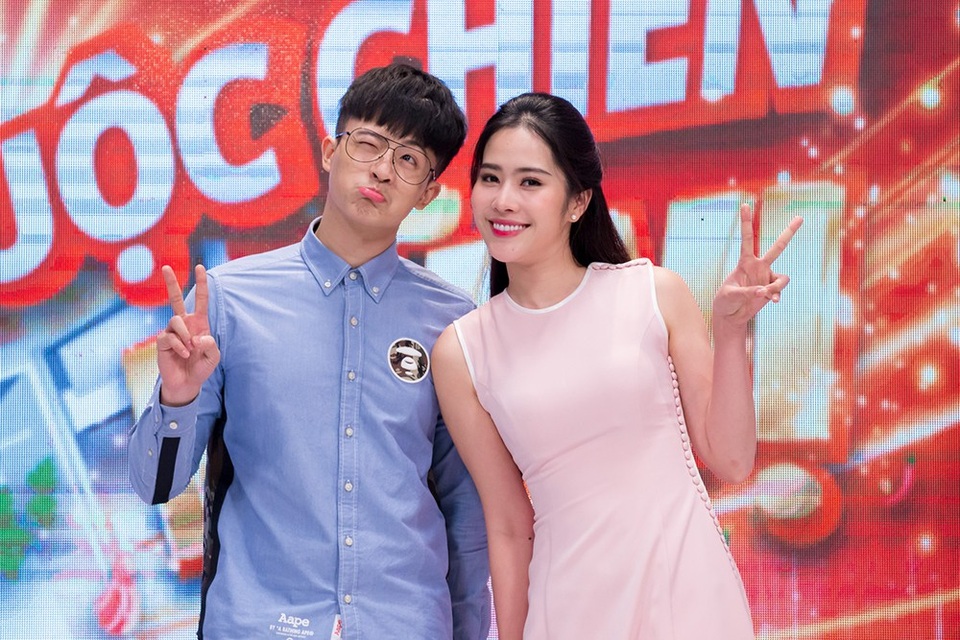 Nam Em tươi tắn bất ngờ xuất hiện bên cạnh nam diễn viên Harry Lu trong show về nấu ăn.