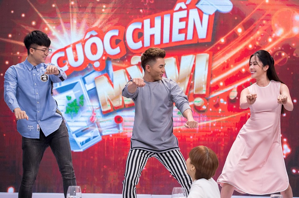 Trong chương trình, Nam Em có dịp show các tài lẻ của mình, từ khả năng ca hát, nấu nướng đến khả năng “thả thính” các đầu bếp.