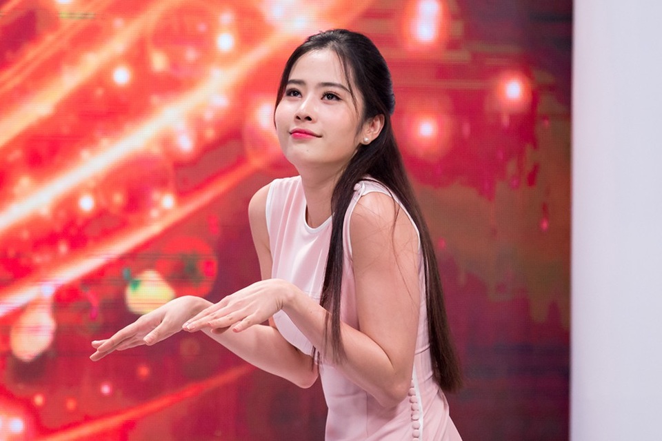 Nam Em vô cùng đáng yêu và thoải mái thể hiện nhiều cảm xúc “khó đỡ” của mình bên cạnh khách mời Harry Lu và MC chương trình.