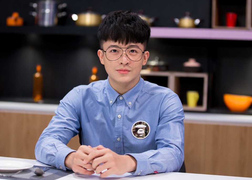 Riêng hot boy gốc Đài Loan - Harry Lu xuất hiện trong chương trình vẫn giữ được nụ cười duyên, khuôn mặt điển trai, xóa bỏ tin đồn xuống sắc khi phẫu thuật lại khuôn mặt sau khi gặp tại nạn 1 năm về trước.