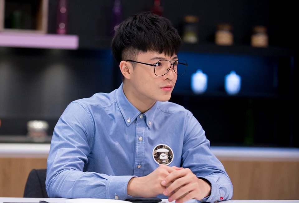 Quản lý của Harry Lu chia sẻ: “Khán giả cảm thấy lạ với Harry là do khoảng thời gian qua Harry đã tạm gác lại công việc, không tham gia showbiz, mà thời điểm hiện tại Harry Lu cũng đã già đi vì thế các fan cảm thấy lạ là điều bình thường”.