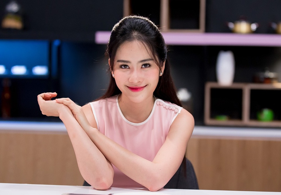 Sự xuất hiện của Nam Em trong gian bếp khiến các đầu bếp phải xao xuyến, ai cũng muốn gây ấn tượng với hoa khôi sinh năm 1996.