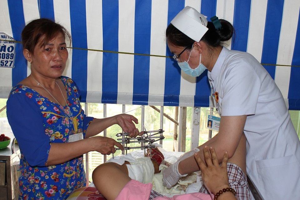 Người mẹ trẻ sắp mất chân trong cảnh gia đình khánh kiệt - 3 Người mẹ trẻ sắp mất chân trong cảnh gia đình khánh kiệt - 3