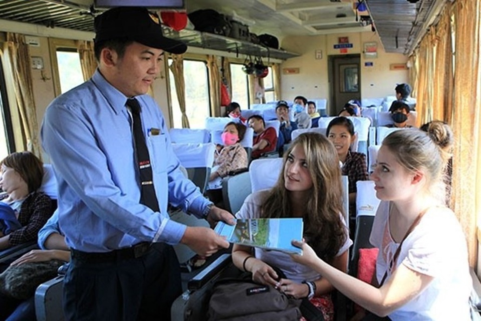 Bác sĩ “buồn cười” vì nhân viên đường sắt không được thiếu tinh hoàn hay mổ đẻ - 1 Bác sĩ “buồn cười” vì nhân viên đường sắt không được thiếu tinh hoàn hay mổ đẻ - 1