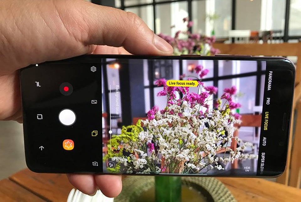 Quan sát trên màn hình điện thoại xem chế độ Live focus đã sẵn sàng chưa (khi chuyển màu vàng là đã sẵn sàng), sau đó ấn nút chụp.