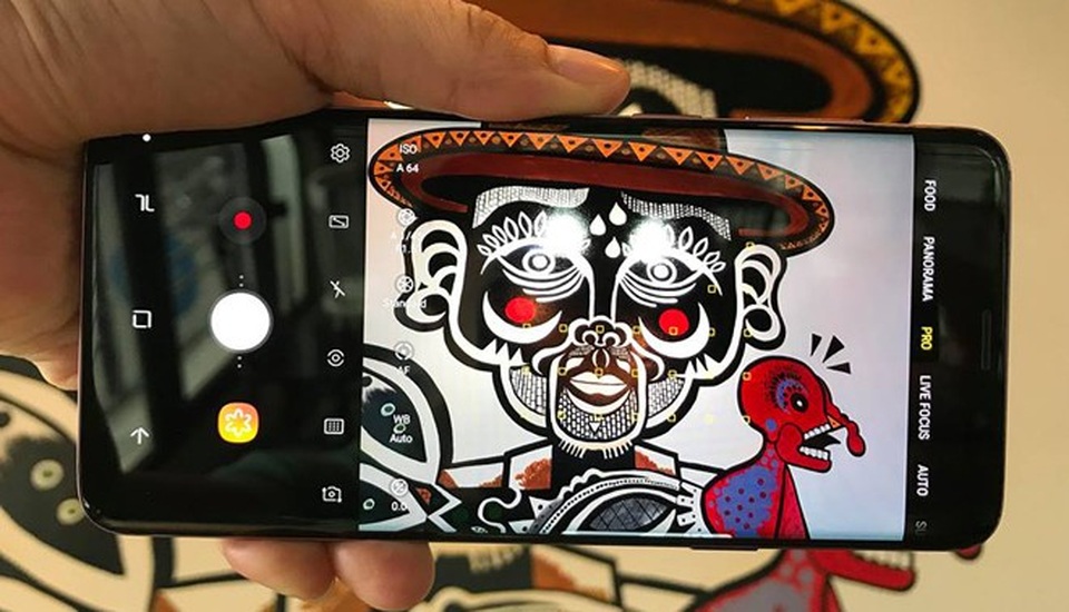 Nhìn vào cài đặt hai Tone (Phông) để thay đổi độ tương phản, sáng, tối và các khía cạnh khác của cảnh chụp trong thời gian thực.