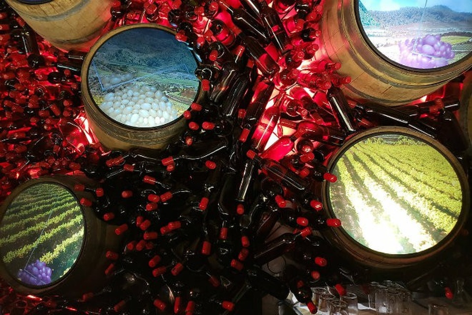 Thao tác này cực kỳ hữu ích để tùy chỉnh phù hợp với các điều kiện ánh sáng khác nhau như trong nhà hàng hay quán cafe.