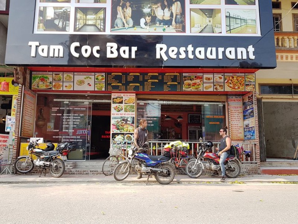 Phố đi bộ ở Ninh Bình: “Sắc vàng Tam Cốc - Tràng An” - 4 Du khách nước ngoài tham quan khu phố ở Tam Cốc.