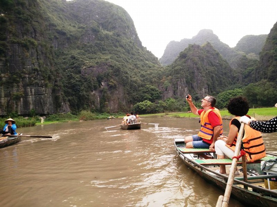 Yêu cầu làm rõ vụ khách Tây bị lái đò Tam Cốc chặn đường đòi tiền “típ” - 1 Du khách nước ngoài ngồi thuyền tham qua Tam Cốc - Bích Động ở Ninh Bình (ảnh: Thái Bá).