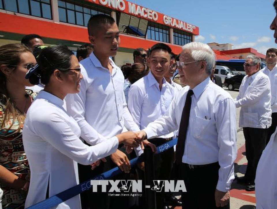 Chủ tịch Raul Castro Ruz cùng Tổng Bí thư Nguyễn Phú Trọng thăm thành phố Santiago De Cuba - 2
Đại diện cộng đồng Việt Nam đón Tổng Bí thư Nguyễn Phú Trọng tại sân bay Quốc tế Antonio Maceo, thành phố Santiago de Cuba . Ảnh : Trí Dũng – TTXVN.
