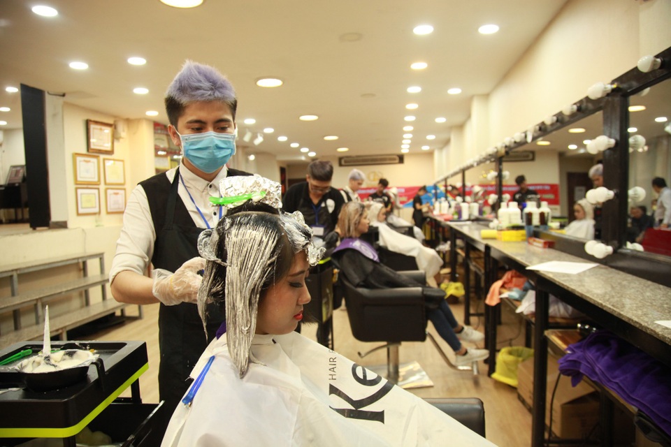 
Kỳ thi tay nghề là hoạt động thường xuyên của TPHCM, được tổ chức định kỳ 2 năm một lần nhằm khuyến khích và nâng cao tay nghề, giá trị công việc trong giới trẻ.
