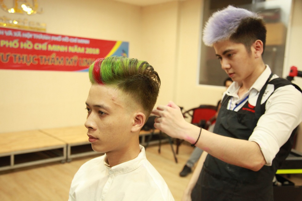 
Mỗi thí sinh thể hiện khả năng cùng lúc ở 5 nội dung gồm chăm sóc da mặt (kĩ năng trị mụn, sử dụng máy làm đẹp da, đắp mặt nạ, massage), chăm sóc cơ thể (massage toàn thân bằng tinh dầu, tẩy tế bào chết toàn thân, đắp mặt nạ toàn thân), chăm sóc móng (tạo mẫu móng, chăm sóc móng), trang điểm cô dâu (trang điểm theo phong cách hiện đại), trang điểm fantasy (body painting).
