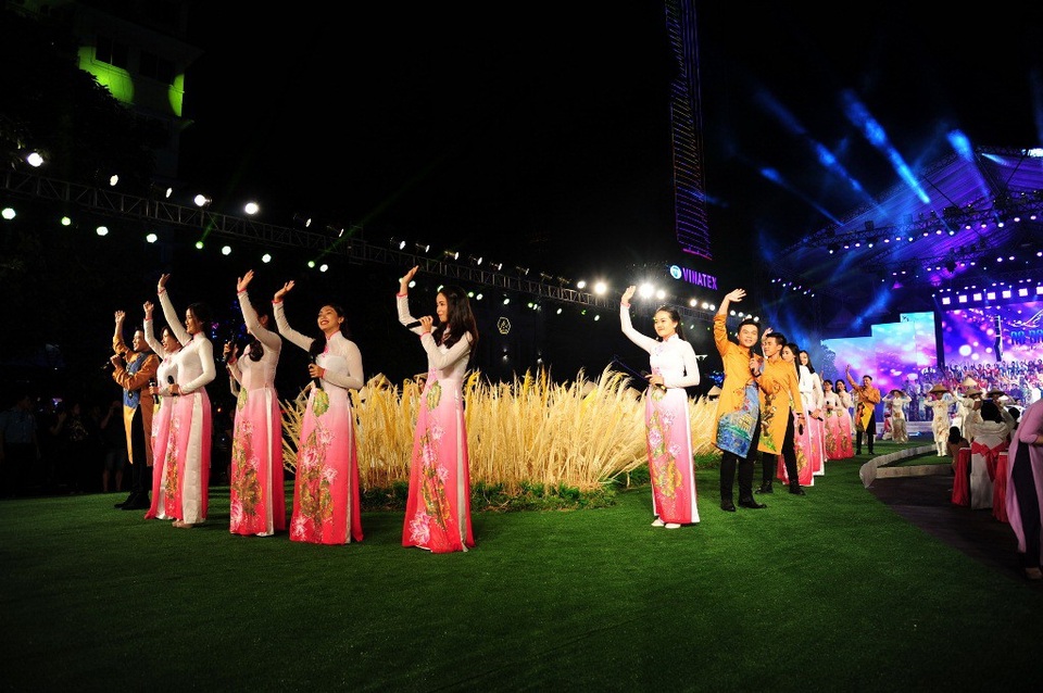 Lễ hội Áo dài khai mạc vào tối 3/3 (ảnh: Hữu Long)