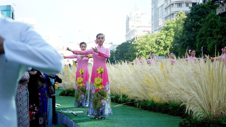 TPHCM dang tay chào đón du khách bằng sự thân thiện, nghĩa tình