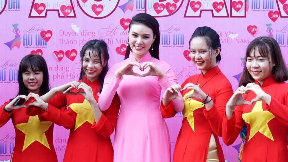 Nụ cười của Áo dài TPHCM mang tinh thần Việt Nam