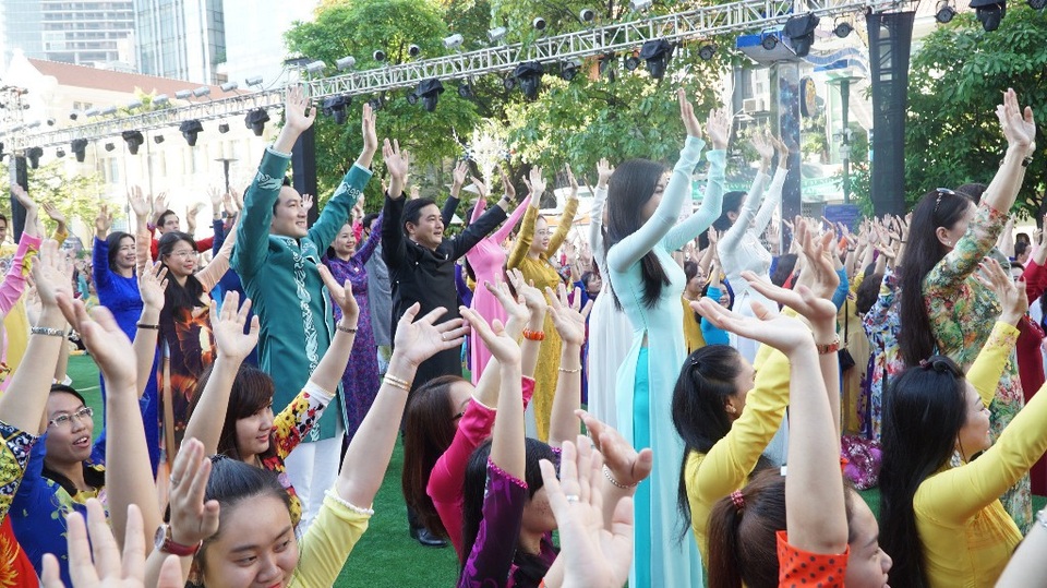 Thông qua sự kiện có thể thấy mỗi người dân thành phố đều đồng lòng góp tay...