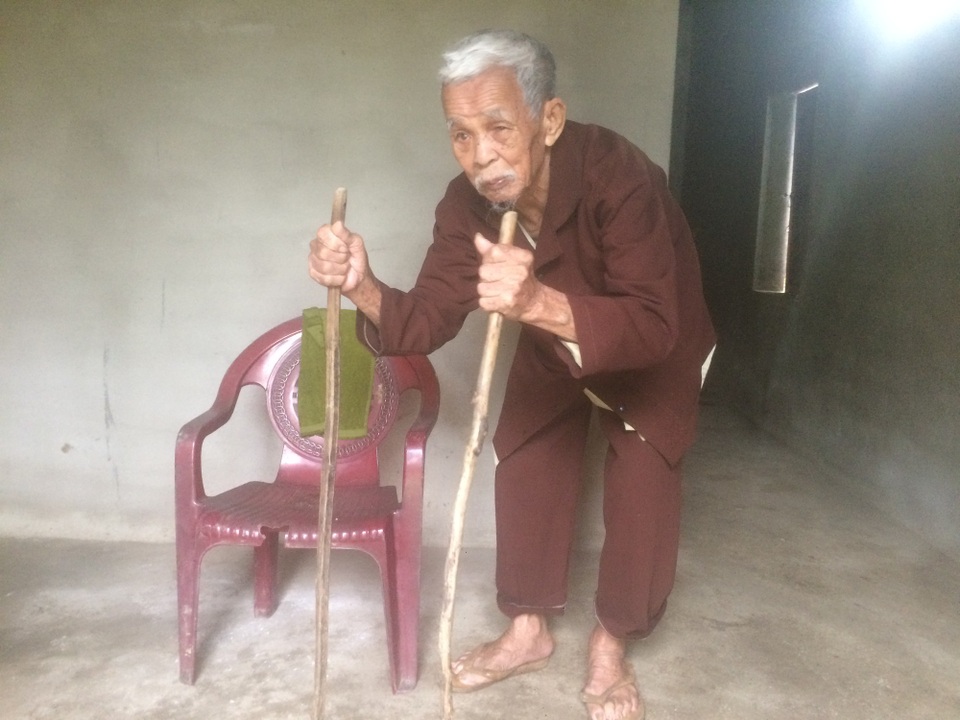 
Cụ Đặng Văn Ngự 99 tuổi, sống neo đơn, may mắn được bà Trí giúp đỡ.
