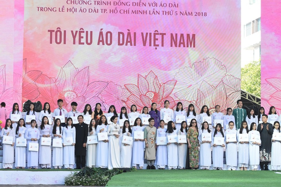 Các bạn học sinh được nhận quà từ chương trình Áo dài tặng bạn