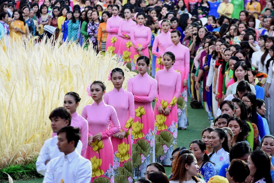 Màn đồng diễn là sự kết hợp của các diễn viên chuyên và không chuyên