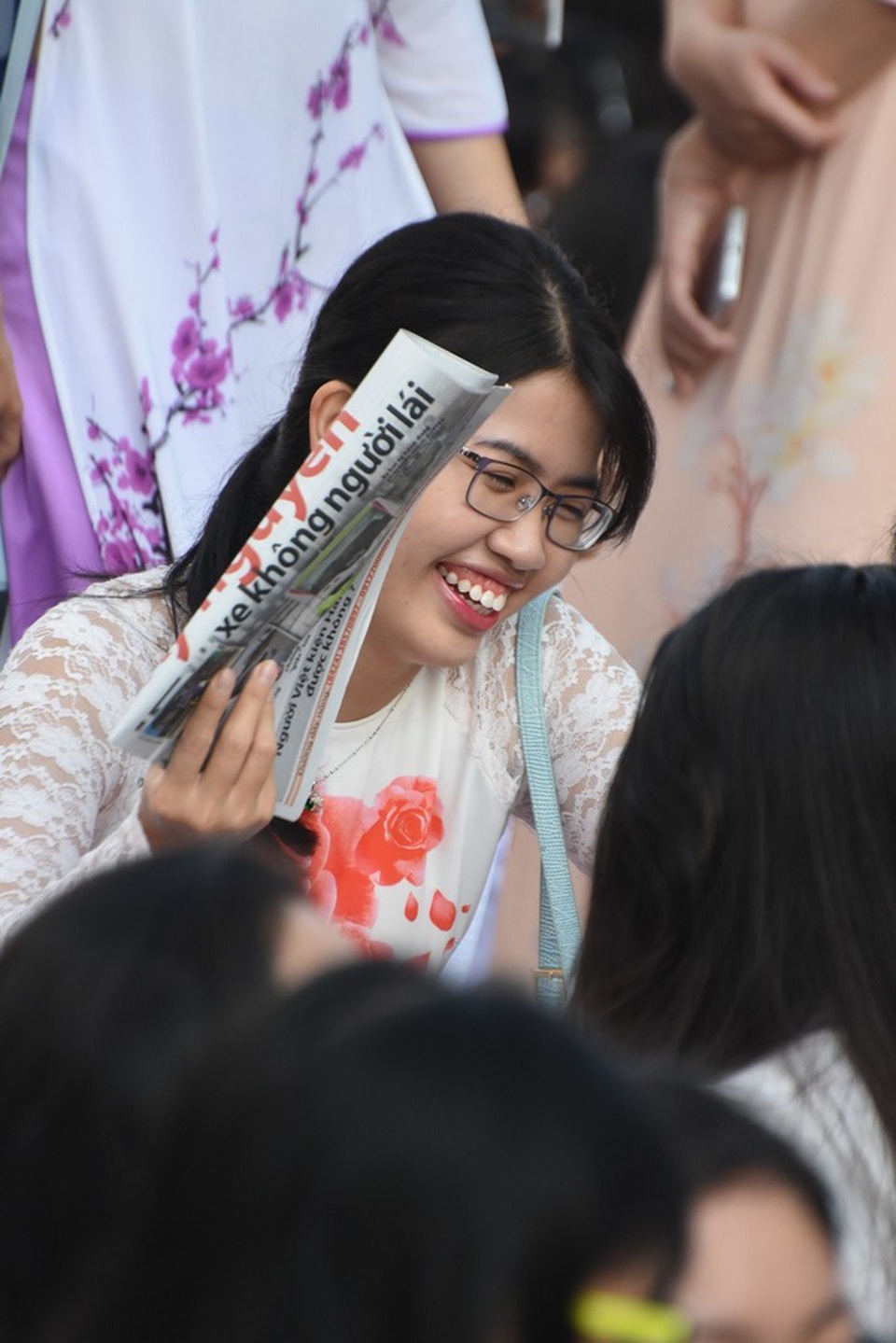 Đến sự kiện từ rất sớm, có diễn viên còn kịp mua một tờ báo buổi sáng đọc chờ đến giờ biểu diễn