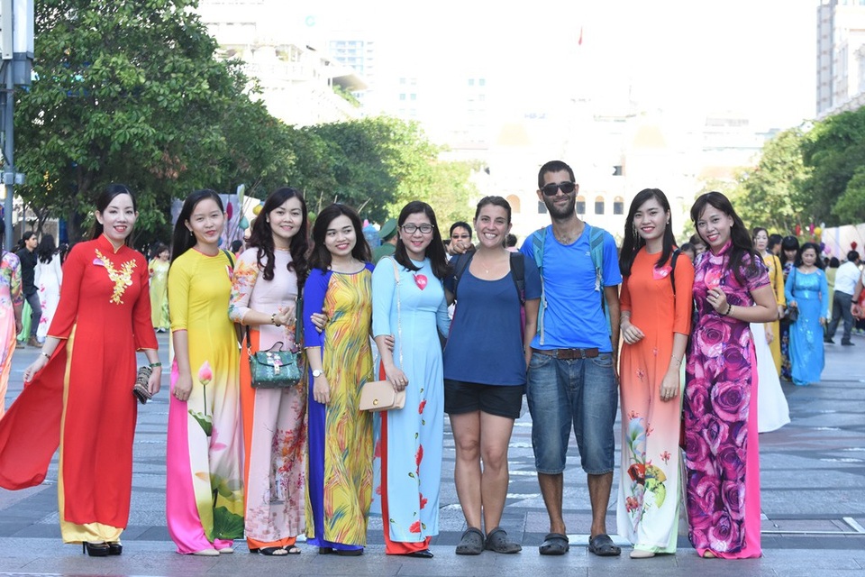 Du khách nước ngoài chụp ảnh cùng áo dài Việt Nam