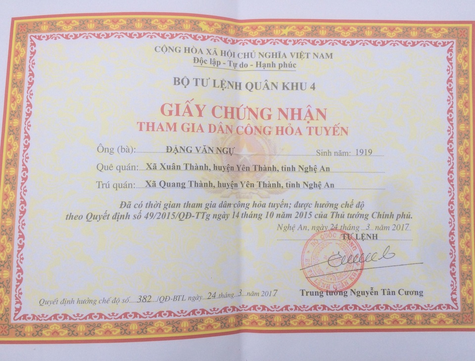 Giấy nhận tham gia dân công hỏa tuyến là thông tin duy nhất còn sót lại đối với cụ Ngự.