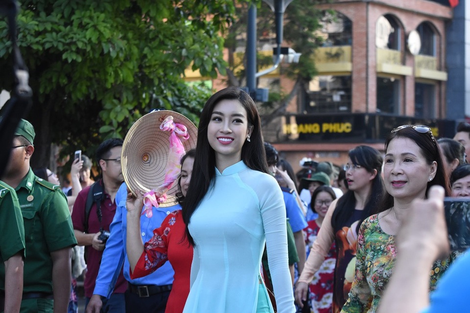 Hoa hậu Đỗ Mỹ Linh và các đại sứ của chương trình hòa cùng với mọi người tham gia sự kiện