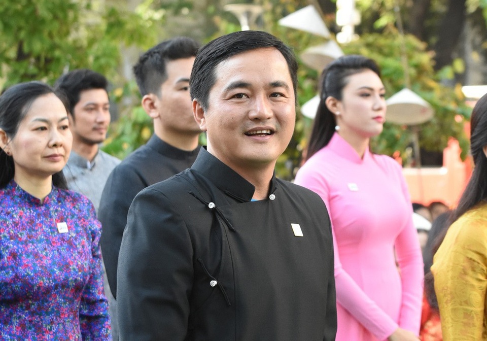 Ông Bùi Tá Hoàng Vũ, GĐ Sở Du lịch TPHCM cho biết: “Phát động chương trình Thân quen Áo dài Việt đến toàn thể người dân thành phố và du khách nhằm kêu gọi mọi người hưởng ứng mặc Áo dài trong suốt tháng 3”