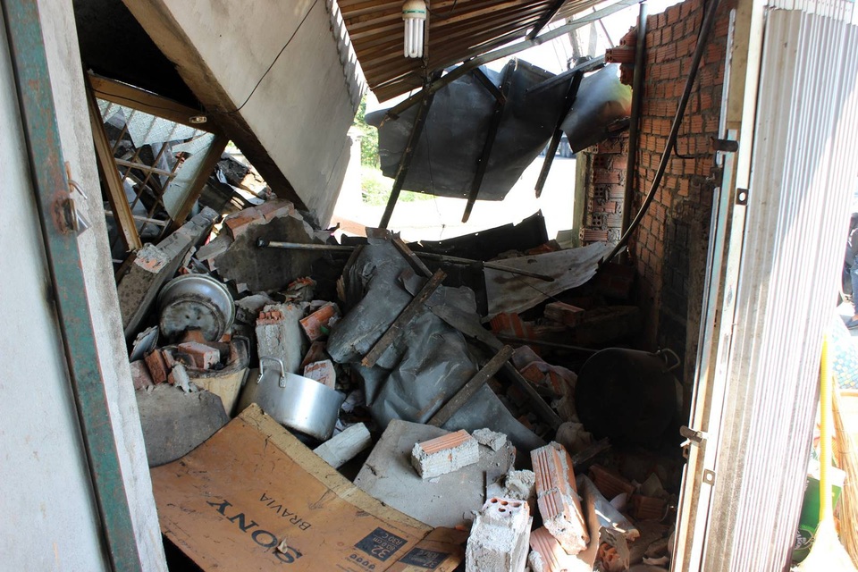 Xe tải tông liên hoàn, 1 người bị thương, 1 ngôi nhà và 6 phương tiện hư hỏng - 4