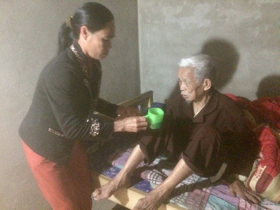 Người phụ nữ suốt 5 năm chăm người dưng như cha ruột - 2
