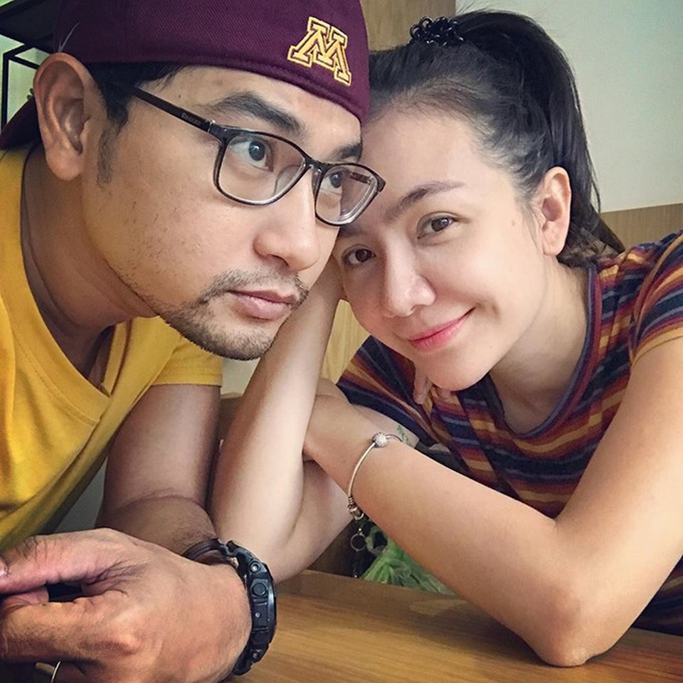 Trường Giang - Nhã Phương tái hợp; loạt sao Việt khoe ảnh vợ chồng ngọt ngào - 11 Ái Châu chia sẻ ảnh bên cạnh chồng Huỳnh Đông và viết trạng thái bày tỏ tâm trạng: Lâu lâu bạn sẽ bị một cái chuyện trời ơi nào đó rớt trúng đầu. Đừng bất tỉnh! Hãy đứng dậy niệm thần chú tiêu diệt nó.