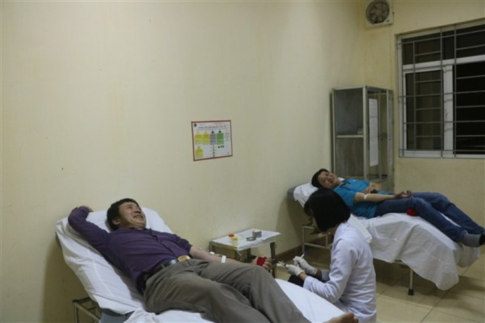 Vượt hơn 200 cây số để hiến máu cứu người - 1 Anh Hùng và anh Quân tại phòng lấy máu để cứu cụ Thi
