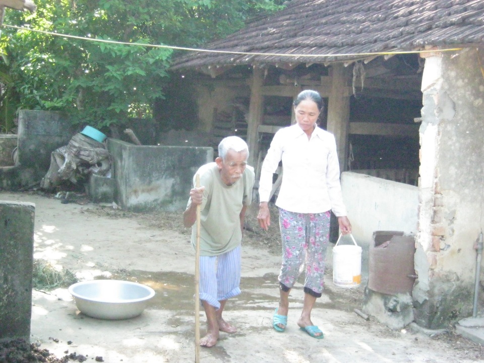 
Hàng ngày, mọi việc tắm rửa, ăn uống... của cụ đều do một bàn tay bà Trí chăm sóc.

