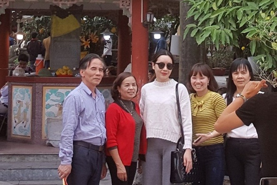 Yêu cầu kiểm tra, xử lý nghiêm hiệu trưởng và hiệu phó đi lễ giờ hành chính - 1 Hiệu trưởng nhà trường (áo đỏ) cùng hiệu phó và giáo viên đi lễ Đền Bà chúa kho ngày 2/3 (ảnh: Lao động)